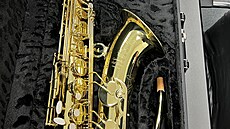 Pedání saxofonu eské výroby bývalému americkému prezidentovi Billu Clintonovi...