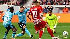 eský fotbalista Bayeru Leverkusen Adam Hloek stílí gól Freiburgu.