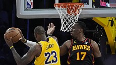 LeBron James (23) z Los Angeles Lakers pekonává Onyeku Okongwa z Atlanta Hawks.