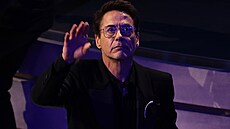 Robert Downey Jr. zdraví aplaudující sál poté, co si doel pro Oscara za...