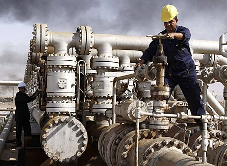 Ropná pole v Libyi by mohly zaít opt fungovat do konce záí. Ilustraní foto