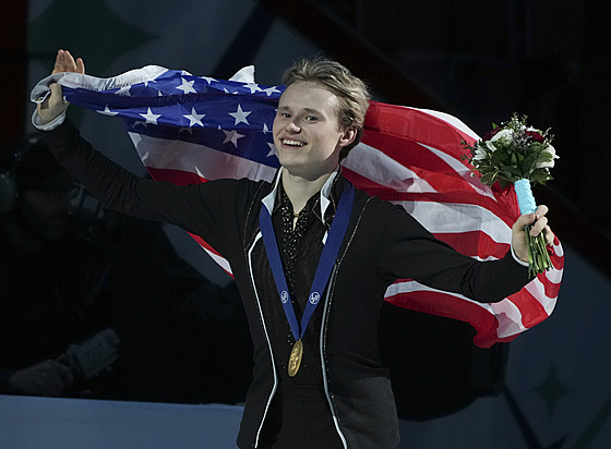Amerian Ilja Malinin se raduje se zlatou medailí z mistrovství svta v...
