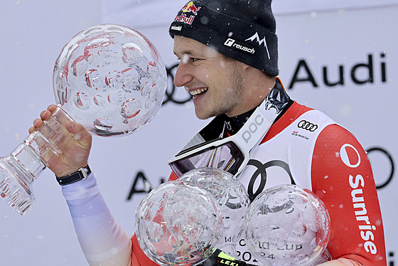 výcarský lya Marco Odermatt s trofejemi v Saalbachu.