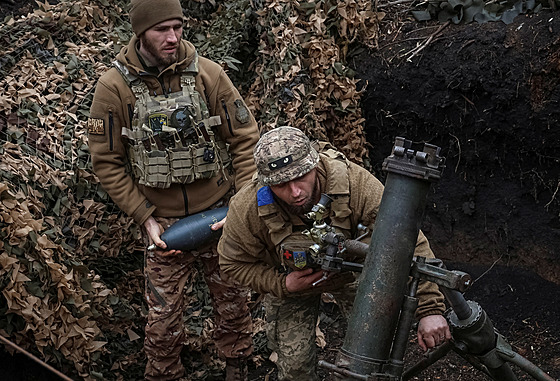 Ukrajintí vojáci pálí z minometu ráe 120 mm na ruské vojáky na frontové linii...