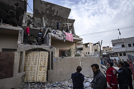 Palestinci hledají tla v dom zasaeném izraelským úderem v Rafáhu. (27....