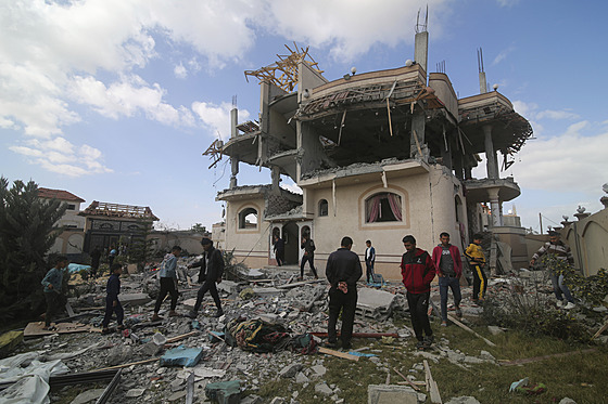 Palestinci obhlíží dům zničený při izraelském náletu v Rafáhu. (22. března 2024)
