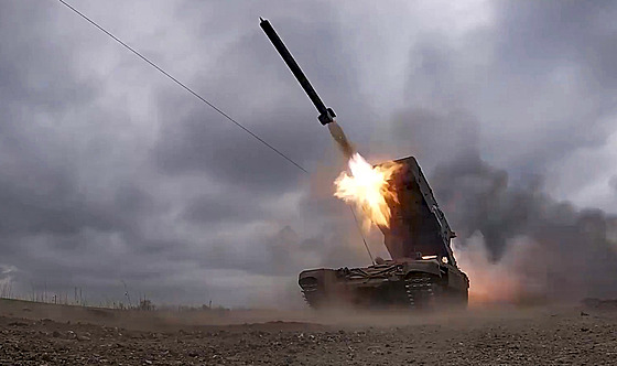 Raketa vypálená ze systému TOS-1 ruské armády na neznámém míst na Ukrajin (8....
