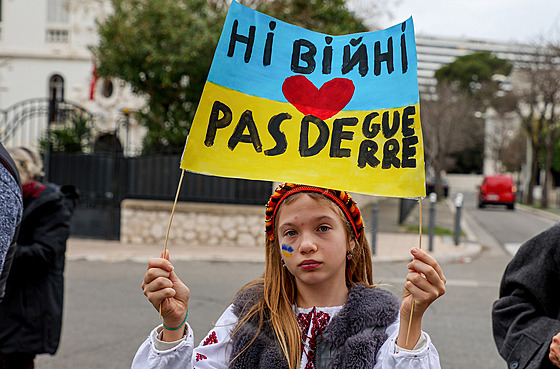 Protest proti invazi Ruska na Ukrajinu ped ruským konzulátem v Marseille