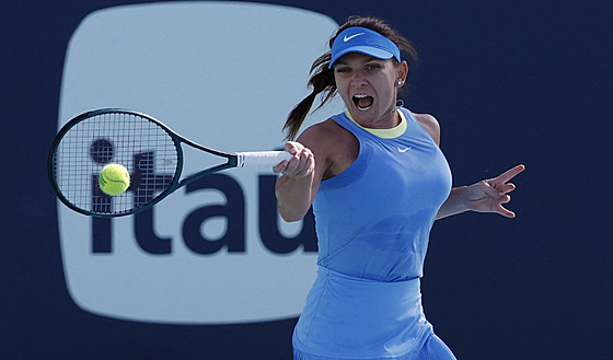 Rumunská tenistka Simona Halepová hraje forhend v prvním kole turnaje v Miami.