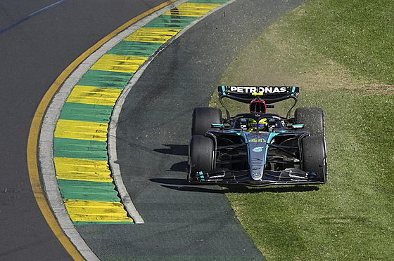 Lewis Hamilton vyjídí mimo tra pi Velké cen Austrálie.