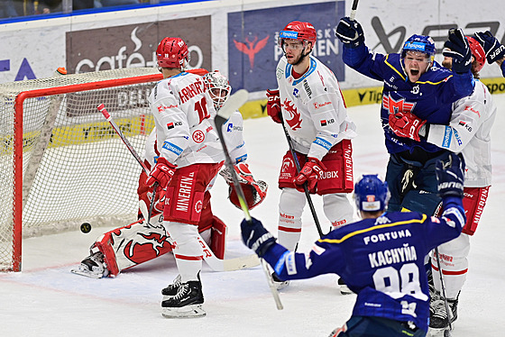 Hrái eských Budjovic se radují ze druhého gólu proti Tinci.