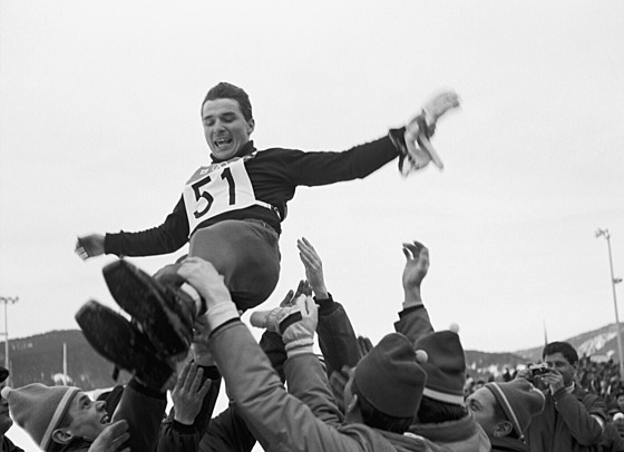 Skokan Jií Raka slaví nad hlavami koleg olympijské zlato z Grenoblu 1968.
