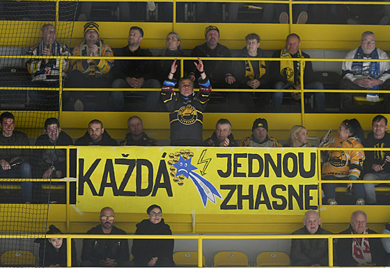 Fanouci Litvínova s transparentem.