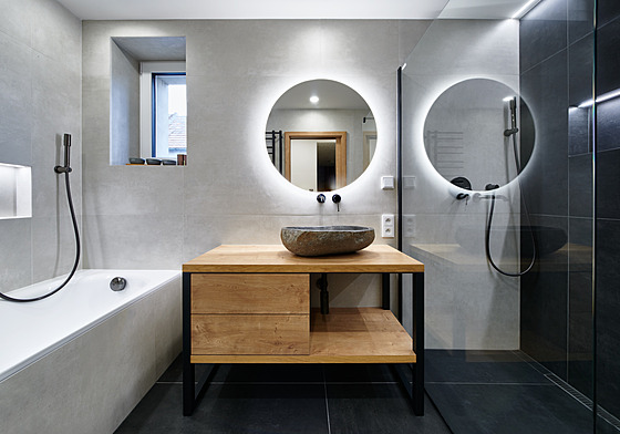 Nová koupelna je nyní chloubou majitel, efektní podsvícení zrcadla vyniká na...