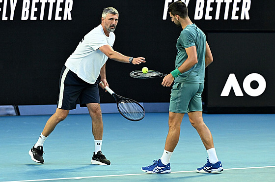 Goran Ivanievi (vlevo) a Novak Djokovi pi tréninku  na letoním Australian...