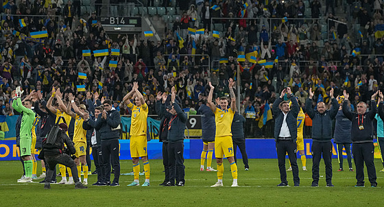 Ukrajintí fotbalisté se radují z výhry nad Islandem a z postupu na Euro.