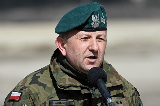 Odvolaný polský generál Jaroslaw Gromadziski bhem vojenského cviení. (8....