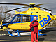 Pilot David Palika u vrtulnku leteck zchranky na zkladn v st nad Labem.