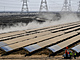 Dlnci instaluj solrn panely v energetickm projektu Khavda spolenosti...