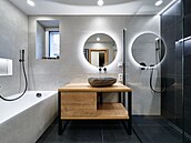 Nová koupelna je nyní chloubou majitel, efektní podsvícení zrcadla vyniká na...