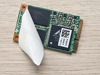 Data jsou na SSD uloena v pamových ipech (zde ipy znaky Toshiba)