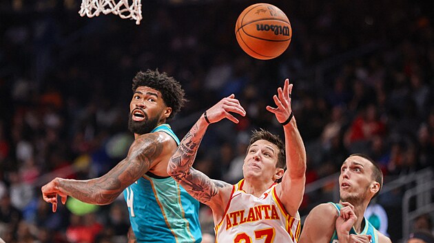 Basketbalista Atlanta Hawks Vít Krejí (uprosted) zakonuje v zápase s...