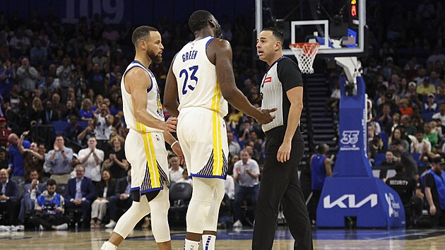 Stephen Curry a Draymond Green z Golden State Warriors diskutuj s rozhodm Rayem Acostou.