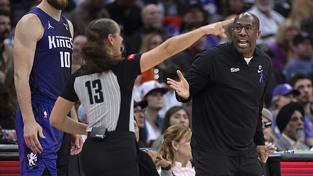Trenr Sacramento Kings Mike Brown konfrontuje rozhod Ashley Moyerovou-Gleichovou.
