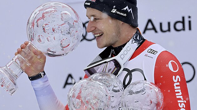 výcarský lya Marco Odermatt s trofejemi v Saalbachu.