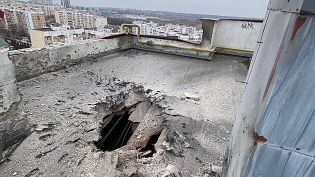Pohled na pokozenou stechu obytn budovy v ruskm Belgorodu. Podle mstnch ad stoj za tokem ukrajinsk armda. (22. bezna 2024)