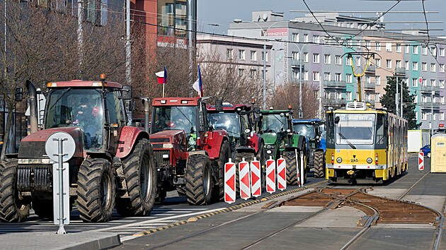 Protestující zemědělci z jižního Plzeňska vjeli se svojí technikou na východní předměstí Plzně a projeli centrem čtvrti Slovany.