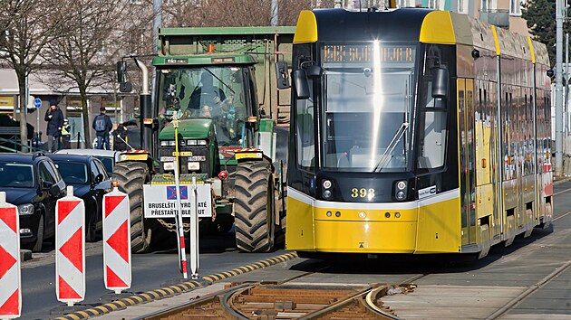 Protestující zemědělci z jižního Plzeňska vjeli se svojí technikou na východní předměstí Plzně a projeli centrem čtvrti Slovany.