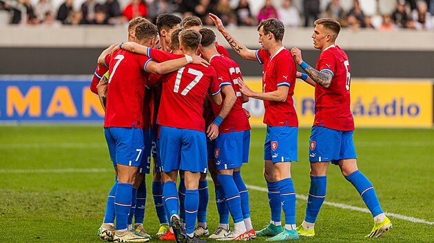 etí fotbalisté do jedenadvaceti let se radují z gólu proti Islandu v...