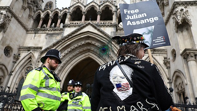 Protest ped budovou soudu. Pznivci Juliana Assange apeluj za jeho proputn (26. bezna 2024)