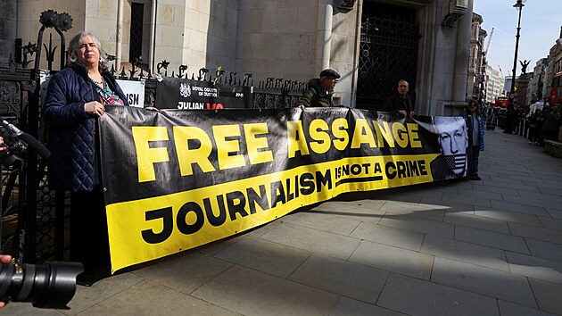 Protest ped budovou soudu. Pznivci Juliana Assange apeluj za jeho proputn (26. bezna 2024)