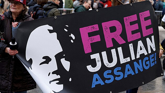 Protest za proputn Juliana Assange ped budovou londnskho soudu (26. bezna 2024)