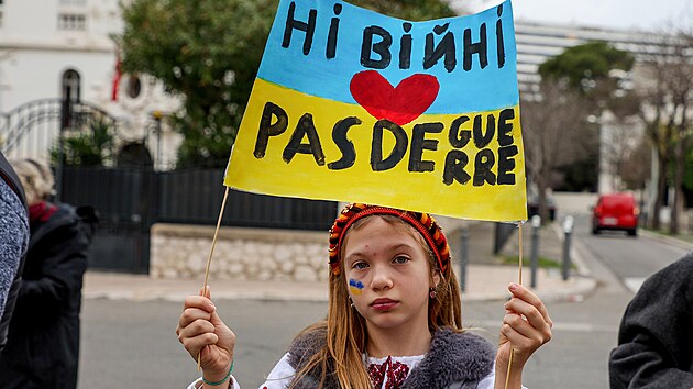 Protest proti invazi Ruska na Ukrajinu ped ruským konzulátem v Marseille