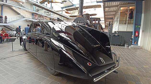 Restaurovan vz Tatra 77a z roku 1937 je nov ve sbrce praskho Nrodnho technickho muzea (NTM).
