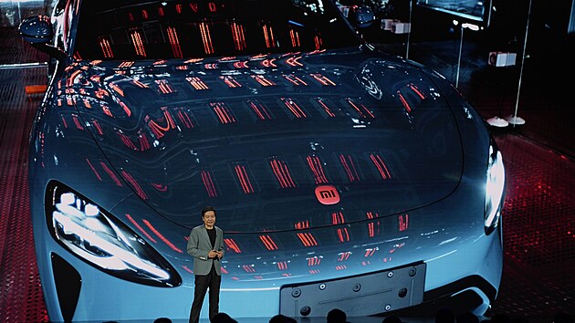 Lej n, generln editel a zakladatel firmy Xiaomi pedstavuje elektrick sedan SU7