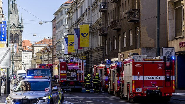 Z vnitrobloku budovy ve stedn sti praskho Vclavskho nmst stoupal hust dm. Hoelo na stee hotelu Evropa, kde vzplanula pi stavebnch pracch lepenka. (28. bezna 2024)