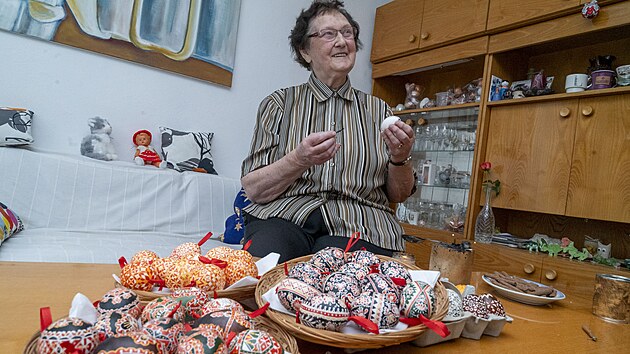 Ludmila Dvokov se nauila zdobit velikonon vajka od sv babiky a ta zase od sv. Techniku tzv. zelovch vajek pitom eny ped vce ne sto lety vymyslely. (bezen 2024)