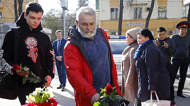 Obyvatelé Kyrgyzstánu ped ruskou ambasádou v Bikeku pokládají kvtiny na...