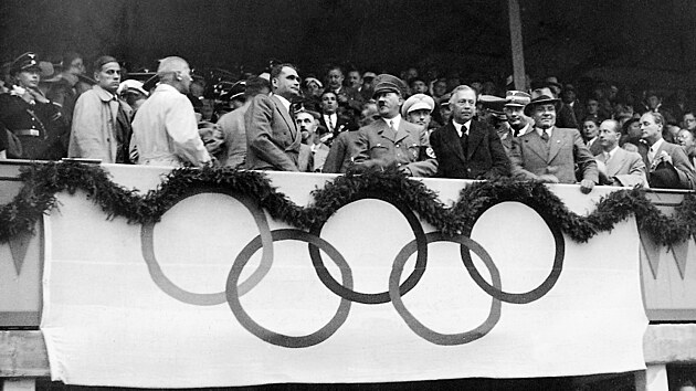 Poprv a naposledy na fotbale. Nacistick vdce Adolf Hitler dorazil na berlnsk olympid 1936 na utkn Nmecka proti Norsku. Za nepznivho stavu se jet ped koncem vypail.