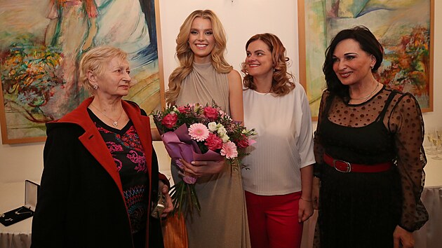 Miss World Krystyna Pyszkov s primtorkou rodnho Tince Vrou Palkovskou (zcela vpravo), maminkou a babikou (vlevo). (28. bezna 2024)