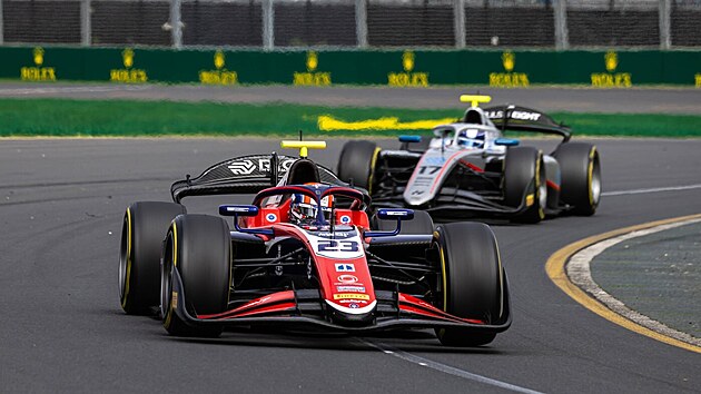 Roman Stank jede sprint formule 2 v Melbourne.