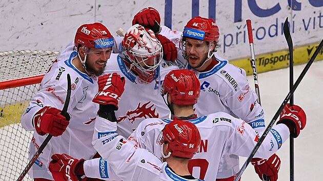 Hri Tince se raduj z postupu do semifinle. Zleva Richard Nedomlel, brank Marek Mazanec, Andrej Nestrail, Milo Roman a Tom Kundrtek.