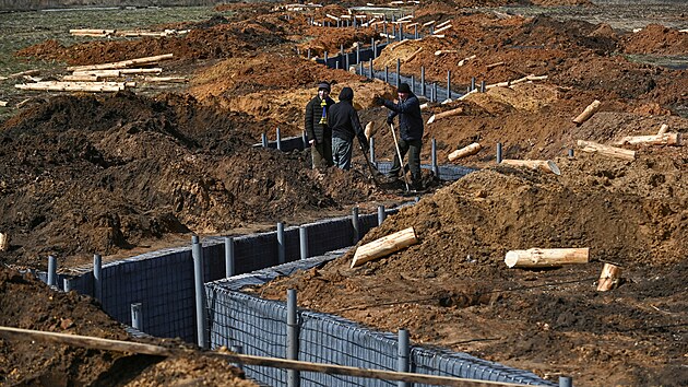 Dlníci v Záporoské oblasti na Ukrajin budují zákopy. (24. bezna 2024)