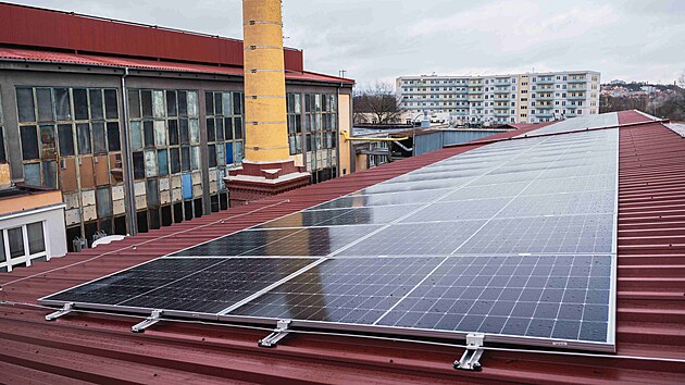 Fotovoltaick panely instalovan v karlovarsk sklrn Moser