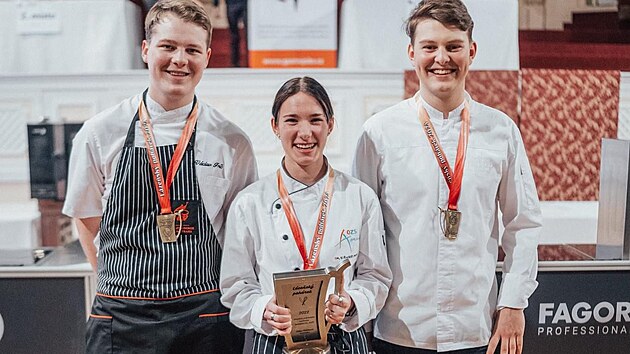 Jonáš Chorvat (vpravo) z Andělské Hory je talentovaným kuchařem a zaznamenal úspěch na soutěži Lázeňský pohárek.