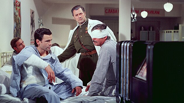 Scna z polsk nemocnice s Vclavem Postrneckm, Bohumilem varcem a Otto Lackoviem u tak do serilu nepat.